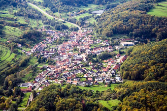 Dorf im Pfälzerwald von Nordosten in Silz im Bundesland Rheinland-Pfalz, Deutschland