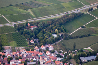 Kirchengebäude der Kapelle im Ortsteil Wollmesheim in Landau in der Pfalz im Bundesland Rheinland-Pfalz, Deutschland
