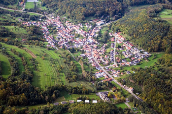 Dorf im Pfälzerwald von Osten in Silz im Bundesland Rheinland-Pfalz, Deutschland