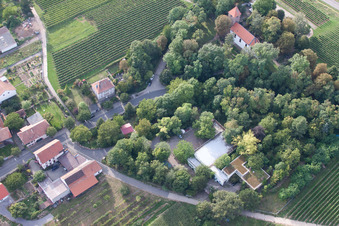Firmengelände der SEKA Schutzbelüftung GmbH mit Hallen, Firmengebäuden und Produktionsstätten im Ortsteil Wollmesheim in Landau in der Pfalz im Bundesland Rheinland-Pfalz, Deutschland aus der Luft betrachtet