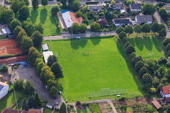 Schrägluftbild von Fussballplatz Mörzheim in Landau in der Pfalz im Bundesland Rheinland-Pfalz, Deutschland