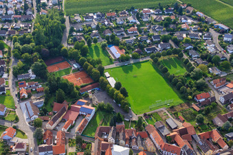 Fussballplatz Mörzheim in Landau in der Pfalz im Bundesland Rheinland-Pfalz, Deutschland von oben