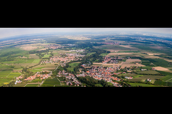 Panorama Perspektive Dorf - Ansicht am Rande von landwirtschaftlichen Feldern und Nutzflächen in Billigheim-Ingenheim im Bundesland Rheinland-Pfalz, Deutschland