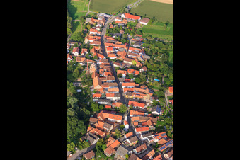 Ob. Hauptstraße von Westen in Oberhausen im Bundesland Rheinland-Pfalz, Deutschland