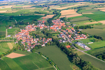 Dorfansicht von Nordwesten in Dierbach im Bundesland Rheinland-Pfalz, Deutschland