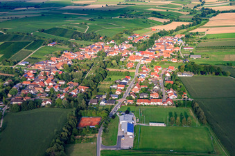 Luftbild von Dorfansicht von Westen in Dierbach im Bundesland Rheinland-Pfalz, Deutschland