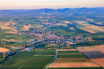 Luftbild von Dorfansicht aus Osten an der Ausfahrt A65 in Insheim im Bundesland Rheinland-Pfalz, Deutschland
