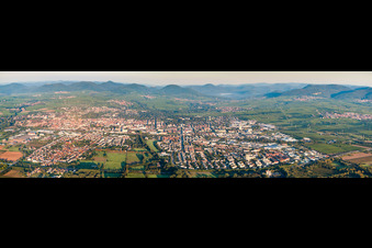 Luftaufnahme von Panorama Perspektive Stadtgebiet mit Außenbezirken und Innenstadtbereich in Landau in der Pfalz im Ortsteil Queichheim im Bundesland Rheinland-Pfalz, Deutschland