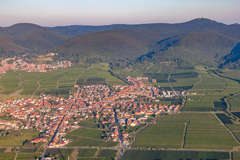Bahnhofstr in Maikammer im Bundesland Rheinland-Pfalz, Deutschland