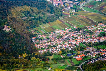 Schrägluftbild von Ruine Landeck in Klingenmünster im Bundesland Rheinland-Pfalz, Deutschland