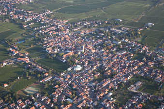 Drohnenaufname von Ortsteil Mußbach in Neustadt an der Weinstraße im Bundesland Rheinland-Pfalz, Deutschland