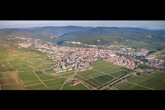 Bad Dürkheim von Westen im Bundesland Rheinland-Pfalz, Deutschland