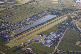 Flugplatz am Almensee in Bad Dürkheim im Bundesland Rheinland-Pfalz, Deutschland