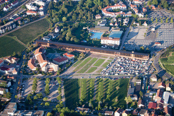 Therme und Schwimmbecken am Freibad der Freizeiteinrichtung Kurbad Saline Freizeitbad Salinarium in Bad Dürkheim im Bundesland Rheinland-Pfalz, Deutschland