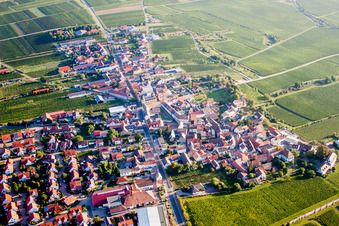 Luftbild von Dorf - Ansicht am Rande von Weinbergen in Herxheim am Berg im Bundesland Rheinland-Pfalz, Deutschland