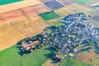 Orsansicht von Süden mit Protestantische Martinskirche in Quirnheim im Bundesland Rheinland-Pfalz, Deutschland