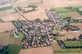Luftaufnahme von Dorf - Ansicht am Rande von landwirtschaftlichen Feldern und Nutzflächen in Lautersheim im Bundesland Rheinland-Pfalz, Deutschland