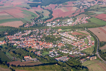 Dorf - Ansicht am Rande von landwirtschaftlichen Feldern und Nutzflächen in Marnheim im Bundesland Rheinland-Pfalz, Deutschland