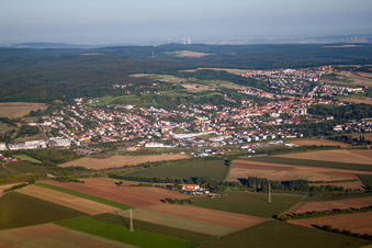 Luftaufnahme von Ortsansicht der Straßen und Häuser der Wohngebiete in Kirchheimbolanden im Bundesland Rheinland-Pfalz, Deutschland