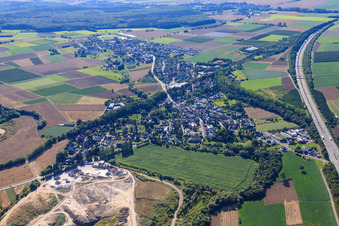 Ortsansicht südlich der A61 aus Osten im Ortsteil Ringen in Grafschaft im Bundesland Rheinland-Pfalz, Deutschland