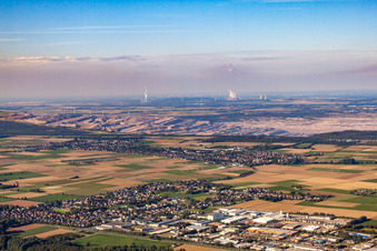 Hambacher Forst, Blick auf Tagebau Hambach Etzweiler im Ortsteil Oberzier in Niederzier im Bundesland Nordrhein-Westfalen, Deutschland