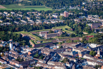 Luftbild von Altstadtbereich und Innenstadtzentrum mit Museum Zitadelle in Jülich im Bundesland Nordrhein-Westfalen, Deutschland