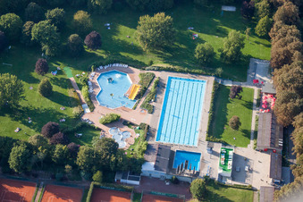 Schwimmbecken des Freibades Am Stadionweg in Jülich im Bundesland Nordrhein-Westfalen, Deutschland