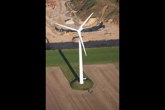 Windkraftanlage im Westen im Ortsteil Holzweiler in Erkelenz im Bundesland Nordrhein-Westfalen, Deutschland