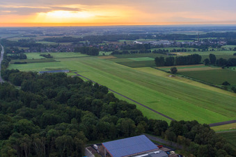 Sonnenaufgang am Flugplatz Grefrath - Niershorst im Bundesland Nordrhein-Westfalen, Deutschland