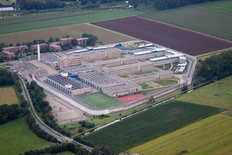 Von Sicherheitsumzäunung umgebenes Gelände der Justizvollzugsanstalt Geldern in Geldern im Ortsteil Pont im Bundesland Nordrhein-Westfalen, Deutschland