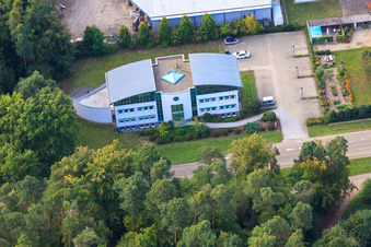 Luftaufnahme von Schiffrumpfförmiges Haus in der Kandeler Straße in Rheinzabern im Bundesland Rheinland-Pfalz, Deutschland