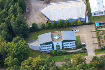 Schrägluftbild von Schiffrumpfförmiges Haus in der Kandeler Straße in Rheinzabern im Bundesland Rheinland-Pfalz, Deutschland