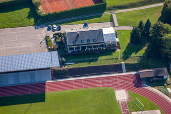 Sportgelände des SV-1899 eV Langensteinbach in Karlsbad im Bundesland Baden-Württemberg, Deutschland von oben