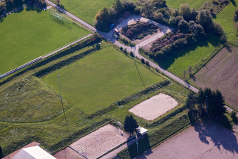 Sportgelände des SV-1899 eV Langensteinbach in Karlsbad im Bundesland Baden-Württemberg, Deutschland von oben gesehen