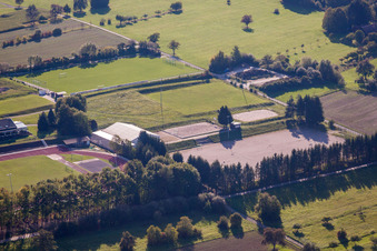 Sportgelände des SV-1899 eV Langensteinbach in Karlsbad im Bundesland Baden-Württemberg, Deutschland vom Flugzeug aus
