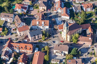 Luftaufnahme von Kirchengebäude der Weinbrennerkirche Langensteinbach im Altstadt- Zentrum der Innenstadt im Ortsteil Langensteinbach in Karlsbad im Bundesland Baden-Württemberg, Deutschland