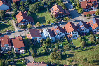 Schrägluftbild von Mozartstr im Ortsteil Langensteinbach in Karlsbad im Bundesland Baden-Württemberg, Deutschland
