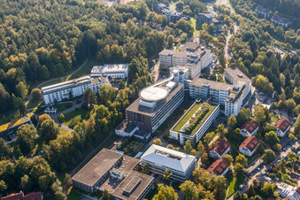 Luftbild von Klinikgelände des Krankenhauses SRH Klinikum Karlsbad-Langensteinbach GmbH im Ortsteil Langensteinbach in Karlsbad im Bundesland Baden-Württemberg, Deutschland