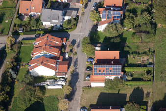 Langensteinbach, Mozartstr in Karlsbad im Bundesland Baden-Württemberg, Deutschland von oben gesehen