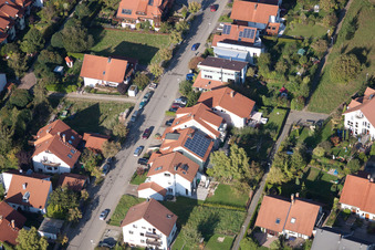 Langensteinbach, Mozartstr in Karlsbad im Bundesland Baden-Württemberg, Deutschland vom Flugzeug aus