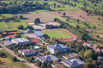 Ensemble der Sportplatzanlagen des TC Langensteinbach und des Gymnasium Karlsbad im Ortsteil Langensteinbach in Karlsbad im Bundesland Baden-Württemberg, Deutschland