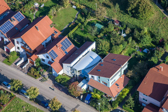 Drohnenaufname von Mozartstr im Ortsteil Langensteinbach in Karlsbad im Bundesland Baden-Württemberg, Deutschland