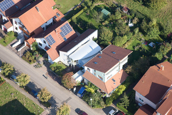 Langensteinbach, Mozartstr in Karlsbad im Bundesland Baden-Württemberg, Deutschland von einer Drohne aus