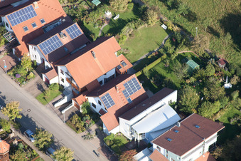 Langensteinbach, Mozartstr in Karlsbad im Bundesland Baden-Württemberg, Deutschland von der Drohne aus gesehen