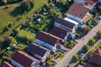 Mozartstr im Ortsteil Langensteinbach in Karlsbad im Bundesland Baden-Württemberg, Deutschland von einer Drohne aus