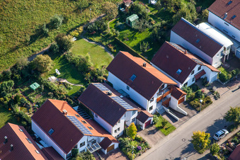 Luftaufnahme von Mozartstr im Ortsteil Langensteinbach in Karlsbad im Bundesland Baden-Württemberg, Deutschland