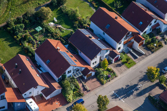 Schrägluftbild von Mozartstr im Ortsteil Langensteinbach in Karlsbad im Bundesland Baden-Württemberg, Deutschland