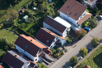 Langensteinbach, Mozartstr in Karlsbad im Bundesland Baden-Württemberg, Deutschland von oben gesehen