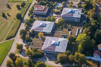 Luftaufnahme von Ensemble der Sportplatzanlagen des TC Langensteinbach und des Gymnasium Karlsbad im Ortsteil Langensteinbach in Karlsbad im Bundesland Baden-Württemberg, Deutschland