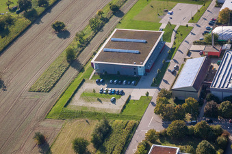 Schrägluftbild von Ensemble der Sportplatzanlagen des TC Langensteinbach und des Gymnasium Karlsbad im Ortsteil Langensteinbach in Karlsbad im Bundesland Baden-Württemberg, Deutschland